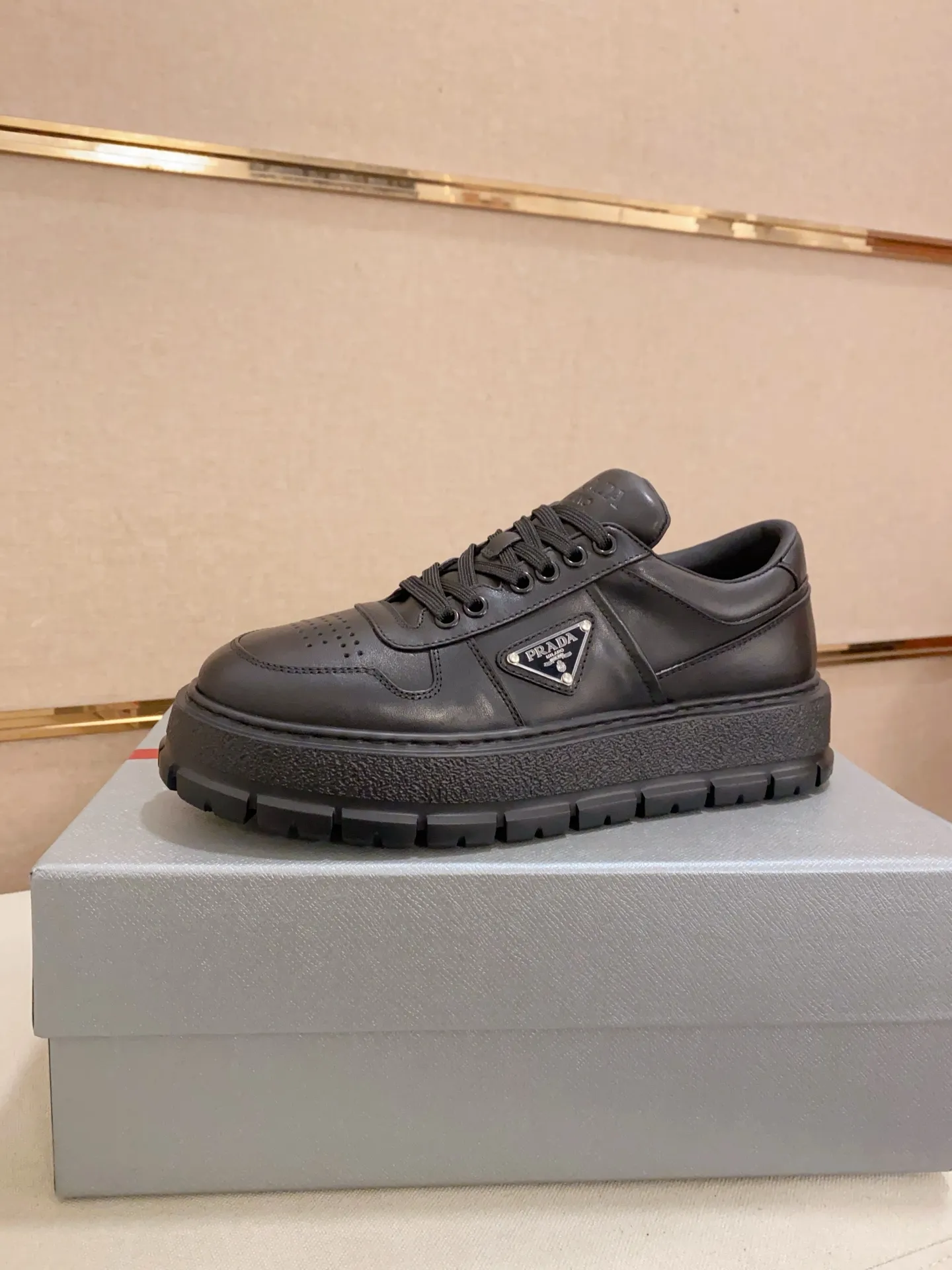 Men's shoes💰 620💰 ✔️✔️✔️Higher version High-quality new PRADA counters are launched simultaneously. The new men's shoes and 😘fabrics are selected from first-layer cowhide and are made by pure handicrafts. Lining: Full cowhide lining. 👍🏿 High-end ☄️ air-cushion molded anti-slip rubber outsole, exquisite lines, simple and elegant, comfortable and high-end for leisure travel. Code number: 38 to 44